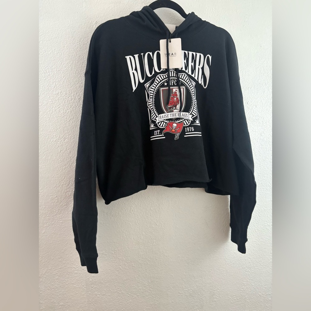 WEAR by Erin Andrews Black Tampa Bay Buccaneers Cropped Fleece Pullover Hoodie
